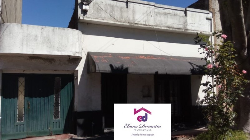 LOTE EN VENTA CON CASA DE CONSTRUCCION MIXTA A REFACCIONAR O DEMOLER. 