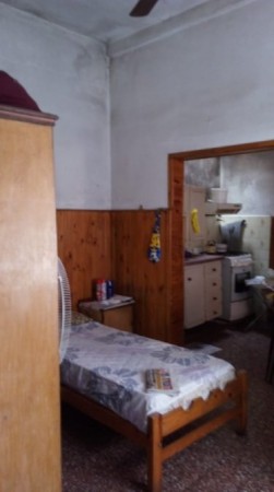 LOTE EN VENTA CON CASA DE CONSTRUCCION MIXTA A REFACCIONAR O DEMOLER. 