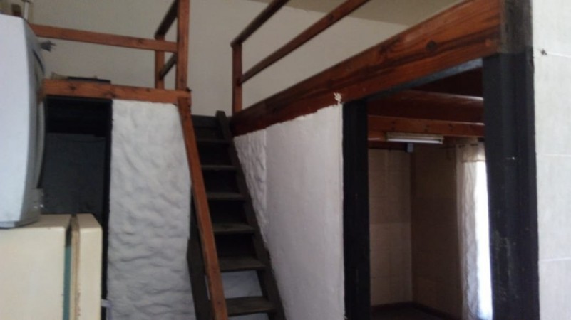 LOTE EN VENTA CON CASA DE CONSTRUCCION MIXTA A REFACCIONAR O DEMOLER. 