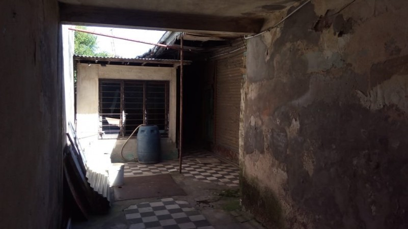 LOTE EN VENTA CON CASA DE CONSTRUCCION MIXTA A REFACCIONAR O DEMOLER. 