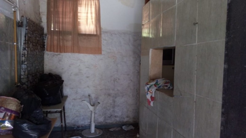 LOTE EN VENTA CON CASA DE CONSTRUCCION MIXTA A REFACCIONAR O DEMOLER. 