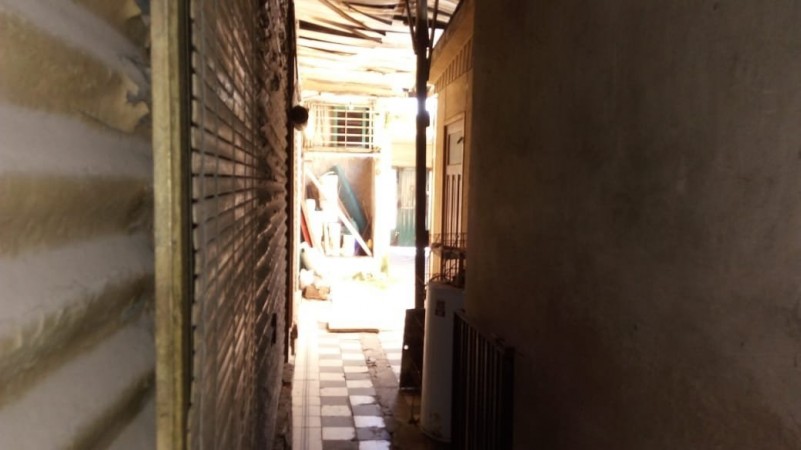 LOTE EN VENTA CON CASA DE CONSTRUCCION MIXTA A REFACCIONAR O DEMOLER. 