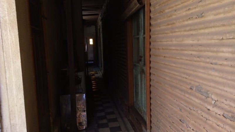 LOTE EN VENTA CON CASA DE CONSTRUCCION MIXTA A REFACCIONAR O DEMOLER. 