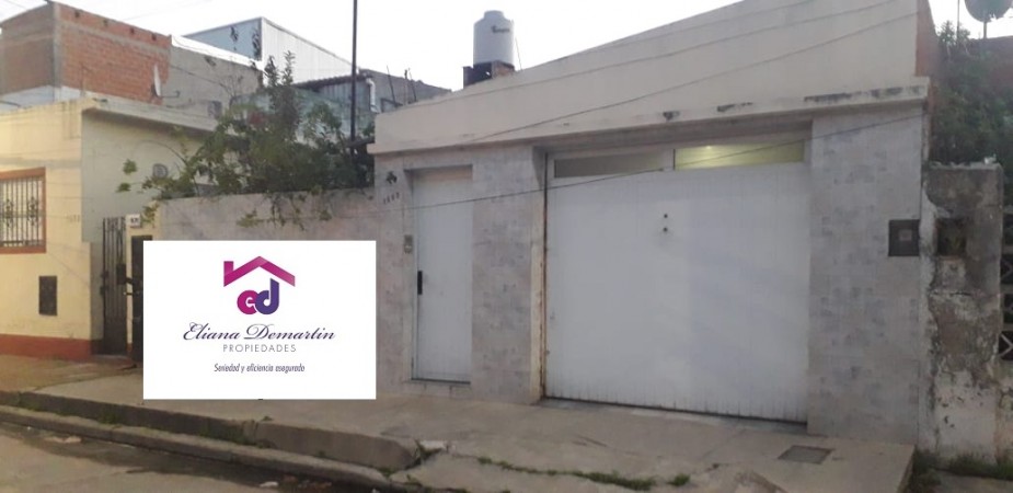 CASA DE CONSTRUCCIÓN MIXTA EN DOS PLANTAS. 3 AMBIENTES. GARAJE, JARDIN Y PATIO.