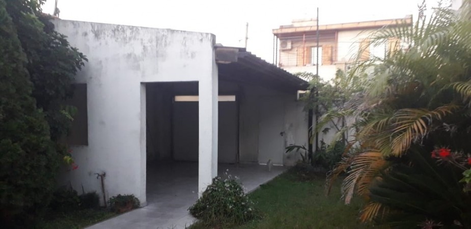 CASA DE CONSTRUCCIÓN MIXTA EN DOS PLANTAS. 3 AMBIENTES. GARAJE, JARDIN Y PATIO.