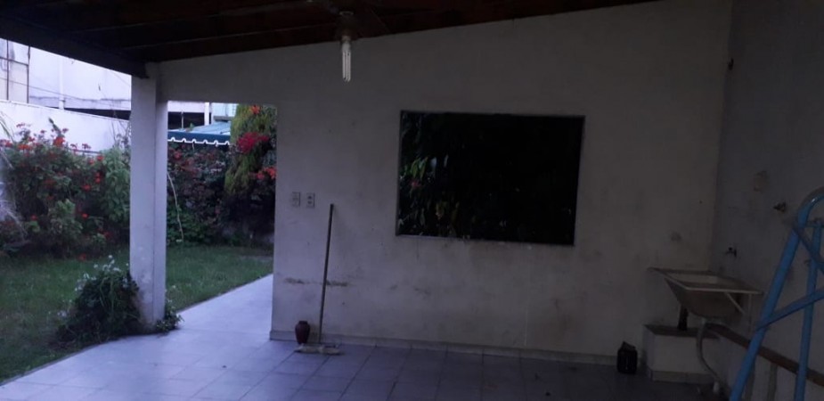 CASA DE CONSTRUCCIÓN MIXTA EN DOS PLANTAS. 3 AMBIENTES. GARAJE, JARDIN Y PATIO.