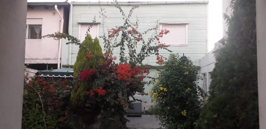 CASA DE CONSTRUCCIÓN MIXTA EN DOS PLANTAS. 3 AMBIENTES. GARAJE, JARDIN Y PATIO.