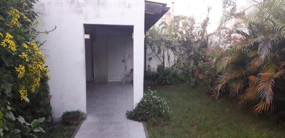 CASA DE CONSTRUCCIÓN MIXTA EN DOS PLANTAS. 3 AMBIENTES. GARAJE, JARDIN Y PATIO.