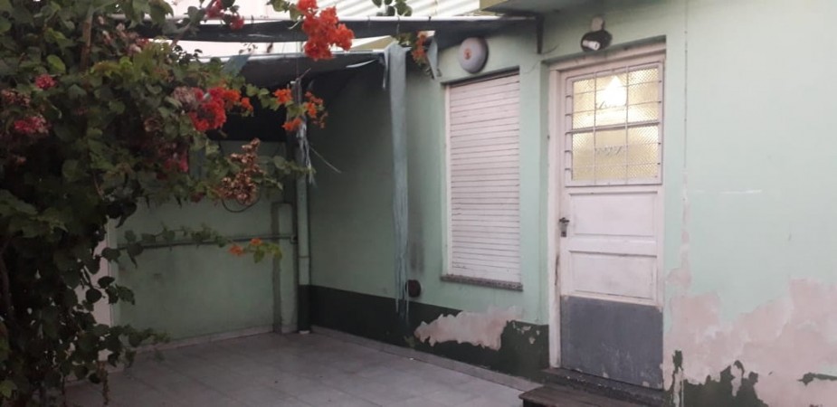 CASA DE CONSTRUCCIÓN MIXTA EN DOS PLANTAS. 3 AMBIENTES. GARAJE, JARDIN Y PATIO.