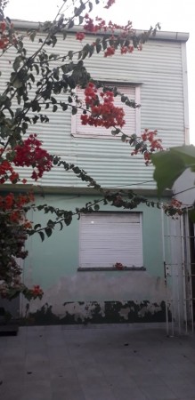 CASA DE CONSTRUCCIÓN MIXTA EN DOS PLANTAS. 3 AMBIENTES. GARAJE, JARDIN Y PATIO.