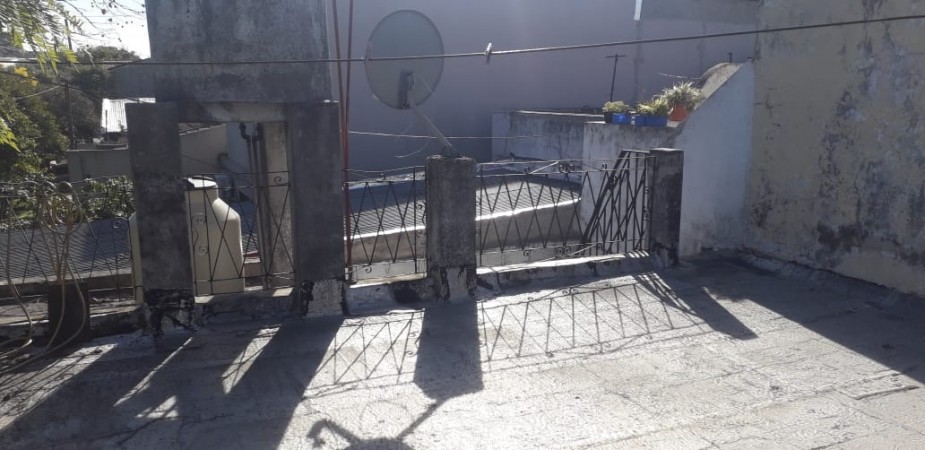 CASA DE DOS AMBIENTES CON PATIO Y TERRAZA