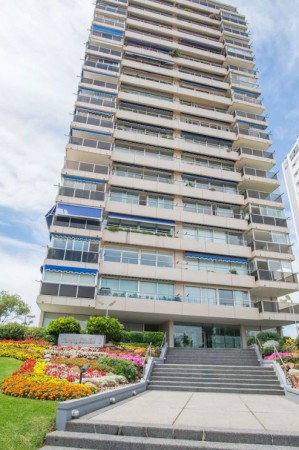 Dpto 3 Amb con Dependecia y Cochera en Playa Mansa - Punta del Este