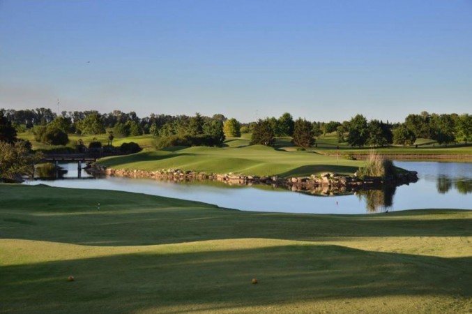 Casa de 4 ambiente en Pilar Golf