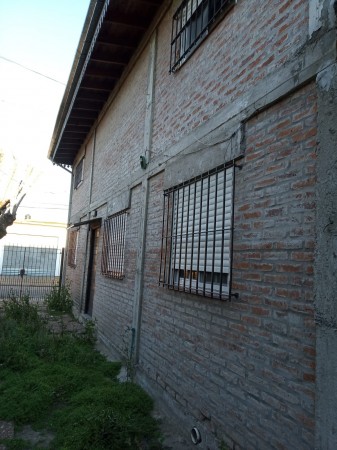 WILDE OESTE. VENTA DE LOTE DE 250 M2 CON 2 DUPLEX A TERMINAR Y CASA DE 3 AMBIENTES A REFACCIONAR.