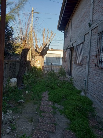 WILDE OESTE. VENTA DE LOTE DE 250 M2 CON 2 DUPLEX A TERMINAR Y CASA DE 3 AMBIENTES A REFACCIONAR.