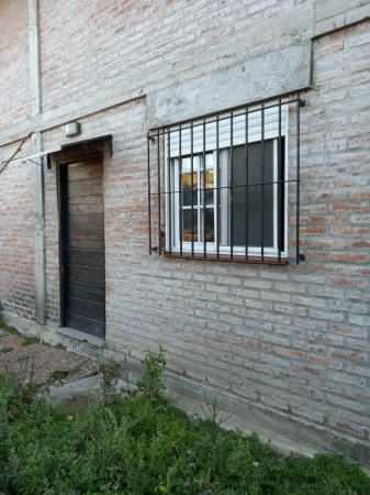 WILDE OESTE. VENTA DE LOTE DE 250 M2 CON 2 DUPLEX A TERMINAR Y CASA DE 3 AMBIENTES A REFACCIONAR.