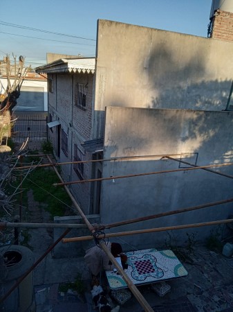 WILDE OESTE. VENTA DE LOTE DE 250 M2 CON 2 DUPLEX A TERMINAR Y CASA DE 3 AMBIENTES A REFACCIONAR.