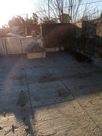 WILDE OESTE. VENTA DE LOTE DE 250 M2 CON 2 DUPLEX A TERMINAR Y CASA DE 3 AMBIENTES A REFACCIONAR.