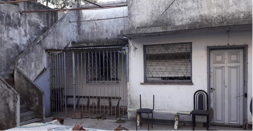 WILDE OESTE. VENTA DE LOTE DE 250 M2 CON 2 DUPLEX A TERMINAR Y CASA DE 3 AMBIENTES A REFACCIONAR.