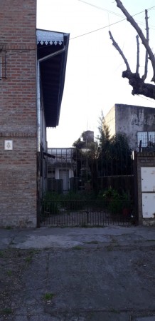 WILDE OESTE. VENTA DE LOTE DE 250 M2 CON 2 DUPLEX A TERMINAR Y CASA DE 3 AMBIENTES A REFACCIONAR.