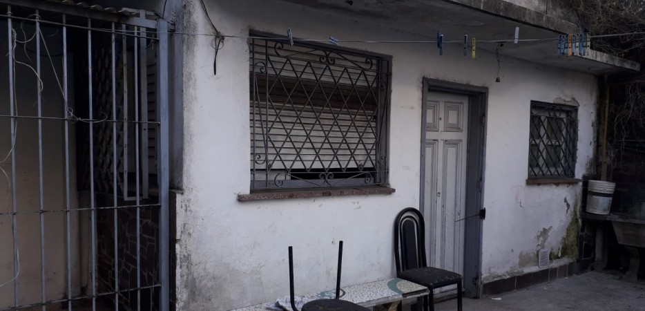 WILDE OESTE. VENTA DE LOTE DE 250 M2 CON 2 DUPLEX A TERMINAR Y CASA DE 3 AMBIENTES A REFACCIONAR.