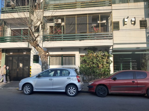 CRUCECITA - AVELLANEDA. DEPARTAMENTO DE 3 AMBIENTES CON COCHERA - PB AL FRENTE. 48M2. A METROS DE AV. MITRE. APTO USO PROFESIONAL.