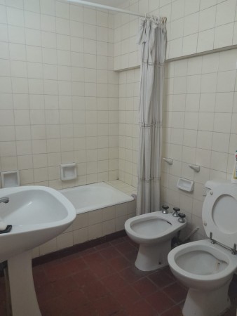CRUCECITA - AVELLANEDA. DEPARTAMENTO DE 3 AMBIENTES CON COCHERA - PB AL FRENTE. 48M2. A METROS DE AV. MITRE. APTO USO PROFESIONAL.