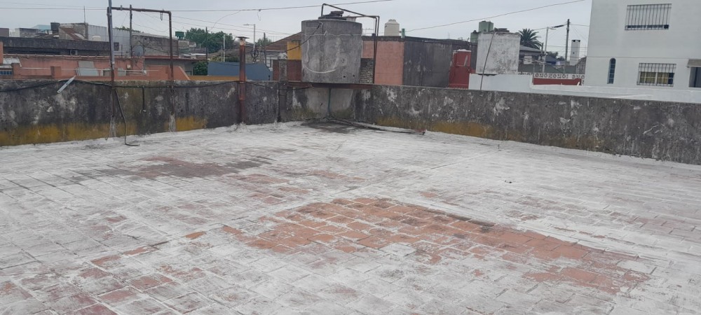 PH DE 3 AMBIENTES EN VENTA EN WILDE. CON DOS PATIOS Y TERRAZA. 