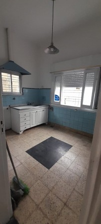 PH DE 3 AMBIENTES EN VENTA EN WILDE. CON DOS PATIOS Y TERRAZA. 