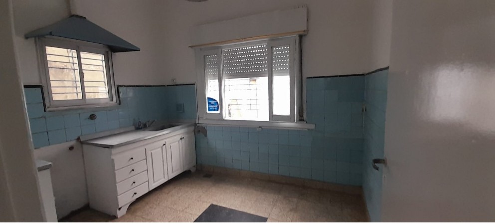 PH DE 3 AMBIENTES EN VENTA EN WILDE. CON DOS PATIOS Y TERRAZA. 