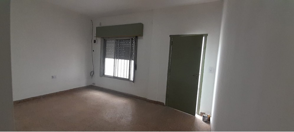 PH DE 3 AMBIENTES EN VENTA EN WILDE. CON DOS PATIOS Y TERRAZA. 