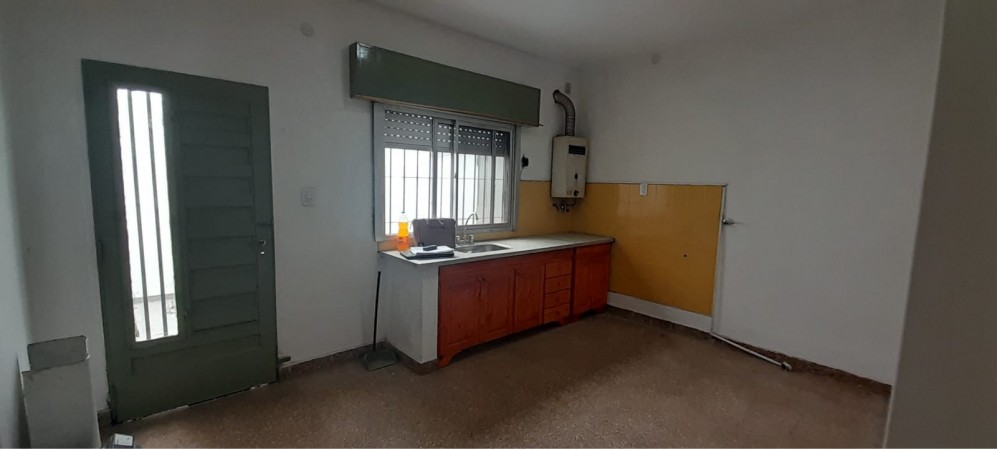 PH DE 3 AMBIENTES EN VENTA EN WILDE. CON DOS PATIOS Y TERRAZA. 