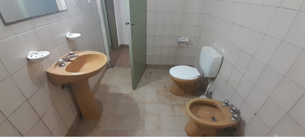 PH DE 3 AMBIENTES EN VENTA EN WILDE. CON DOS PATIOS Y TERRAZA. 