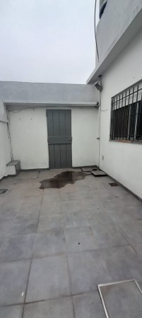 PH DE 3 AMBIENTES EN VENTA EN WILDE. CON DOS PATIOS Y TERRAZA. 