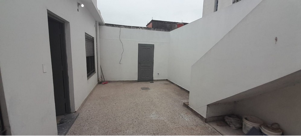 PH DE 3 AMBIENTES EN VENTA EN WILDE. CON DOS PATIOS Y TERRAZA. 