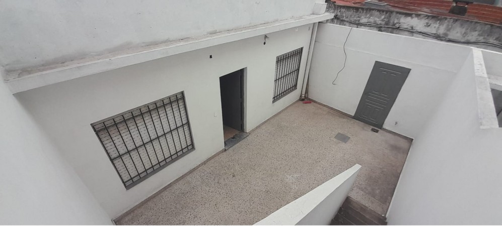 PH DE 3 AMBIENTES EN VENTA EN WILDE. CON DOS PATIOS Y TERRAZA. 