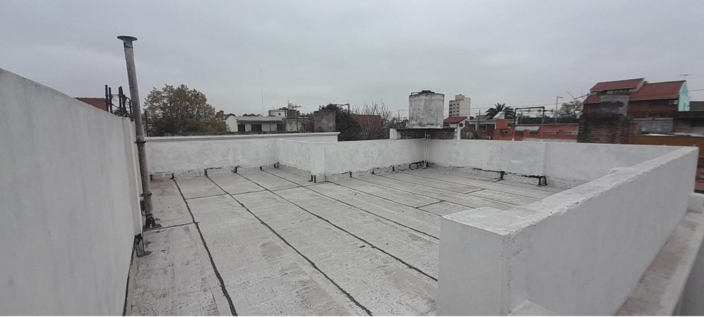 PH DE 3 AMBIENTES EN VENTA EN WILDE. CON DOS PATIOS Y TERRAZA. 