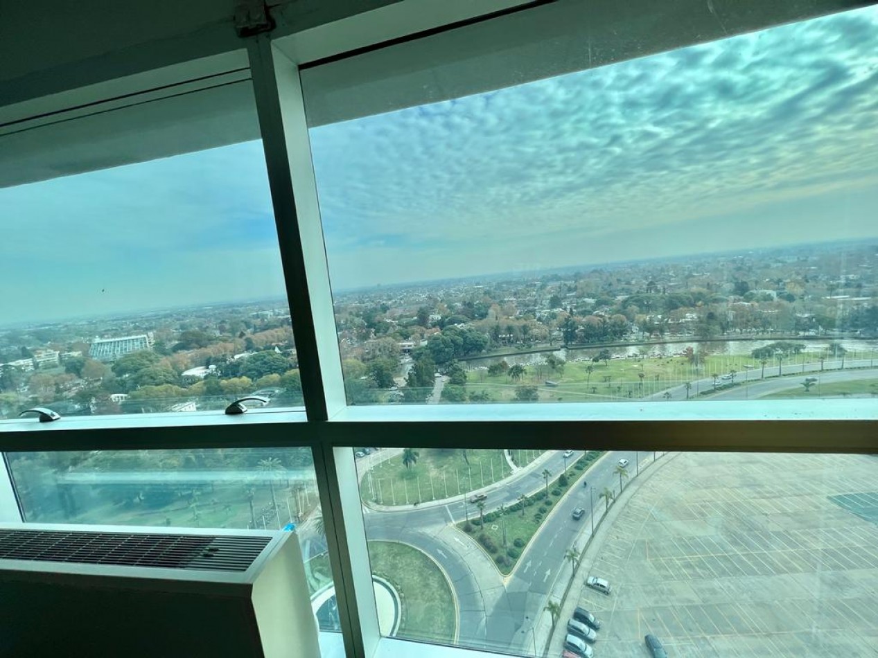 Oficina Amoblada con 4 Cocheras en Torre de las Americas 