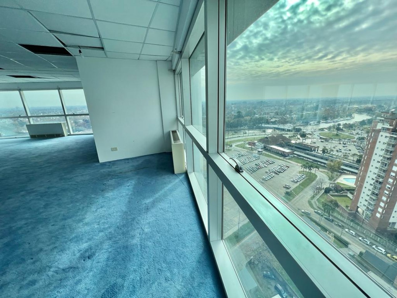 Oficina Amoblada con 4 Cocheras en Torre de las Americas 