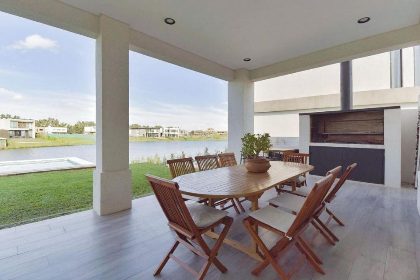 Espectacular casa con vista a la laguna en Nordelta - 355 Mtrs Totales 