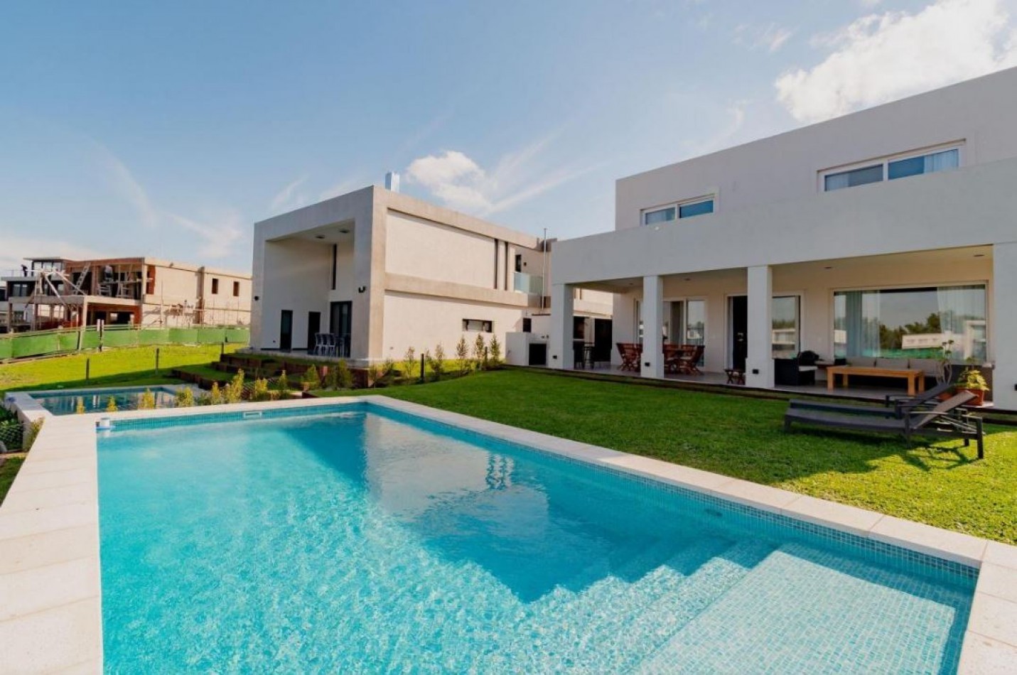 Espectacular casa con vista a la laguna en Nordelta - 355 Mtrs Totales 