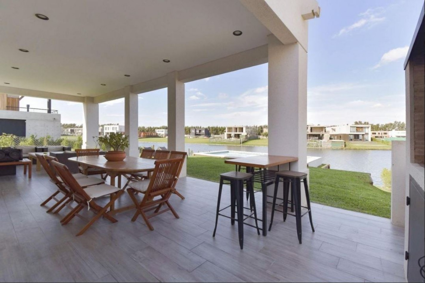 Espectacular casa con vista a la laguna en Nordelta - 355 Mtrs Totales 