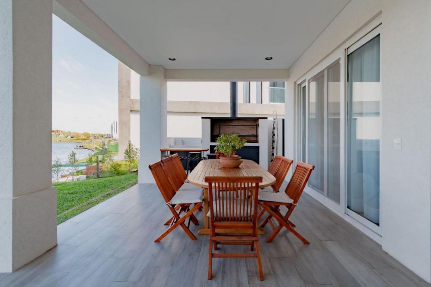 Espectacular casa con vista a la laguna en Nordelta - 355 Mtrs Totales 