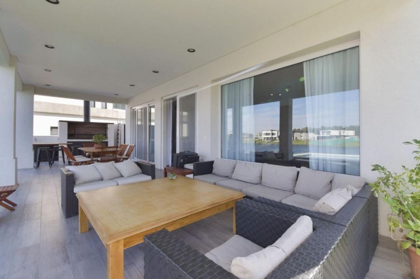 Espectacular casa con vista a la laguna en Nordelta - 355 Mtrs Totales 