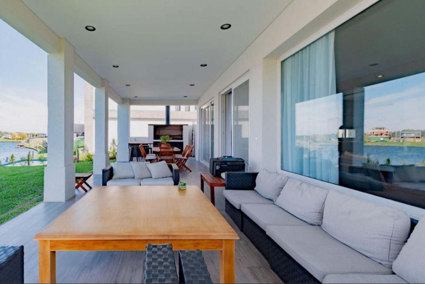 Espectacular casa con vista a la laguna en Nordelta - 355 Mtrs Totales 