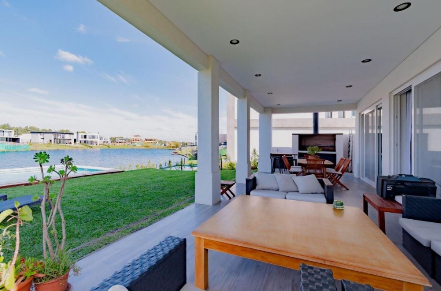 Espectacular casa con vista a la laguna en Nordelta - 355 Mtrs Totales 