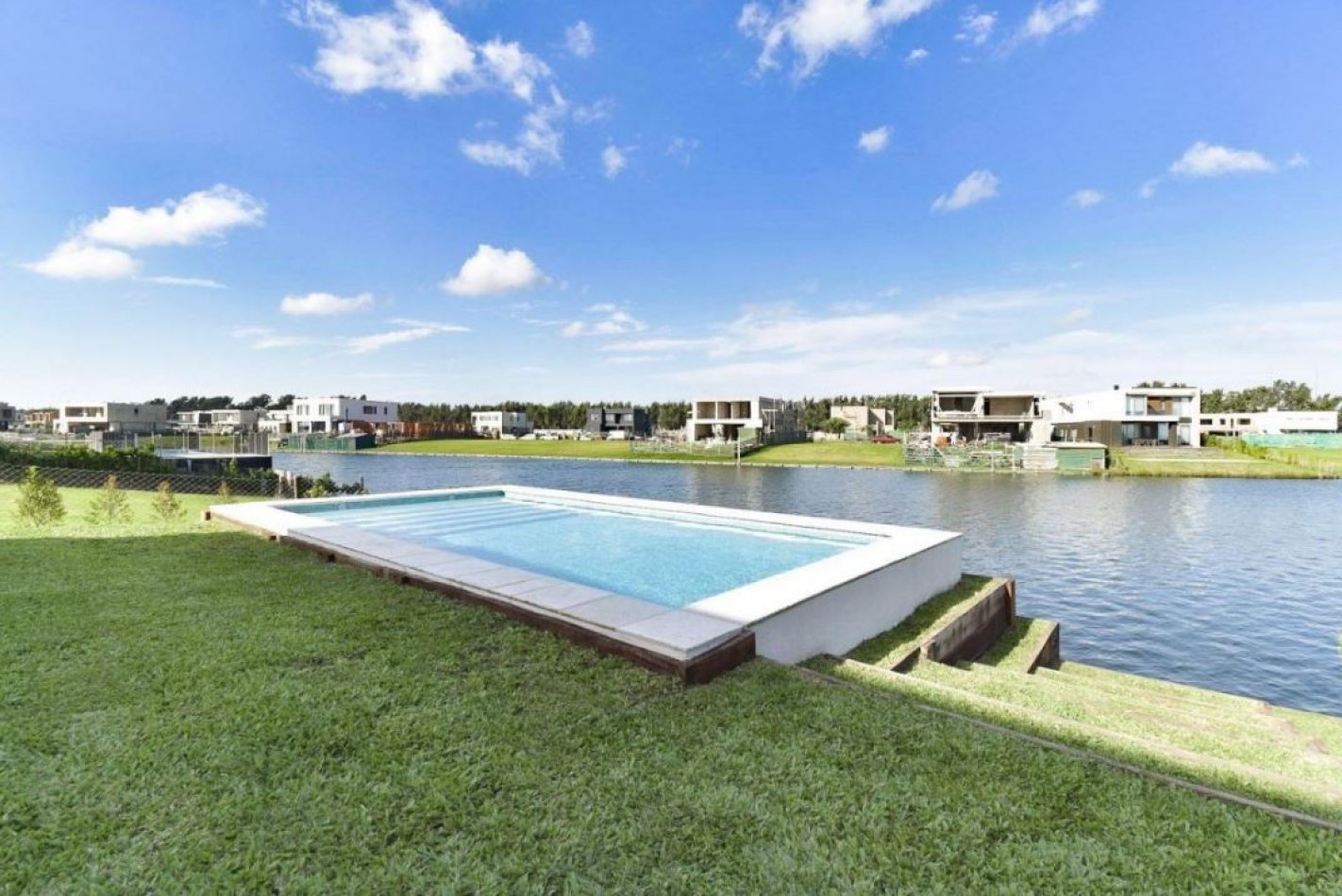 Espectacular casa con vista a la laguna en Nordelta - 355 Mtrs Totales 