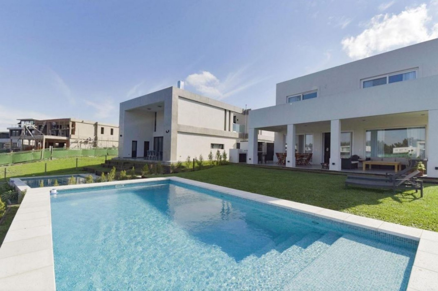 Espectacular casa con vista a la laguna en Nordelta - 355 Mtrs Totales 
