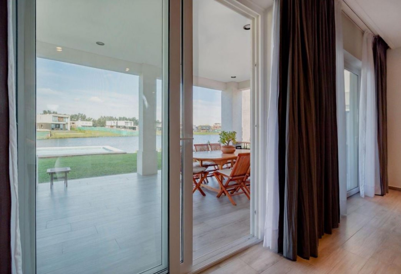 Espectacular casa con vista a la laguna en Nordelta - 355 Mtrs Totales 