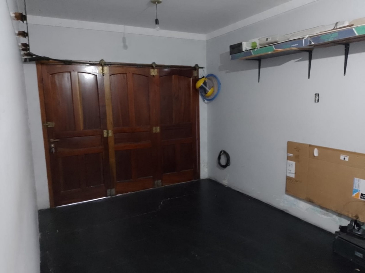 CASA DE 4 AMBIENTES EN VENTA EN AVELLANEDA. CON GARAGE, QUINCHO Y TERRAZA.